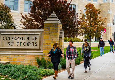 Dai-hoc-University-of-stthomas-students-sign-walk